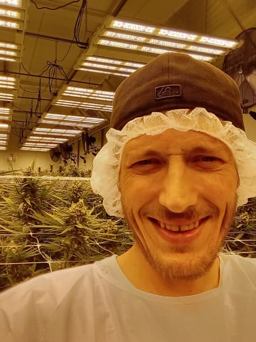 closet grow for veg with a.c infinity air intake fan .With no carbon filter just suction,and spider farmer sf 7000.Then a spider farmer sf tent 4×4×6.5with a G1500 l.e.d from spiderfarmer and spider farmer 6inch clip oscalating fan. — harvest, day 103